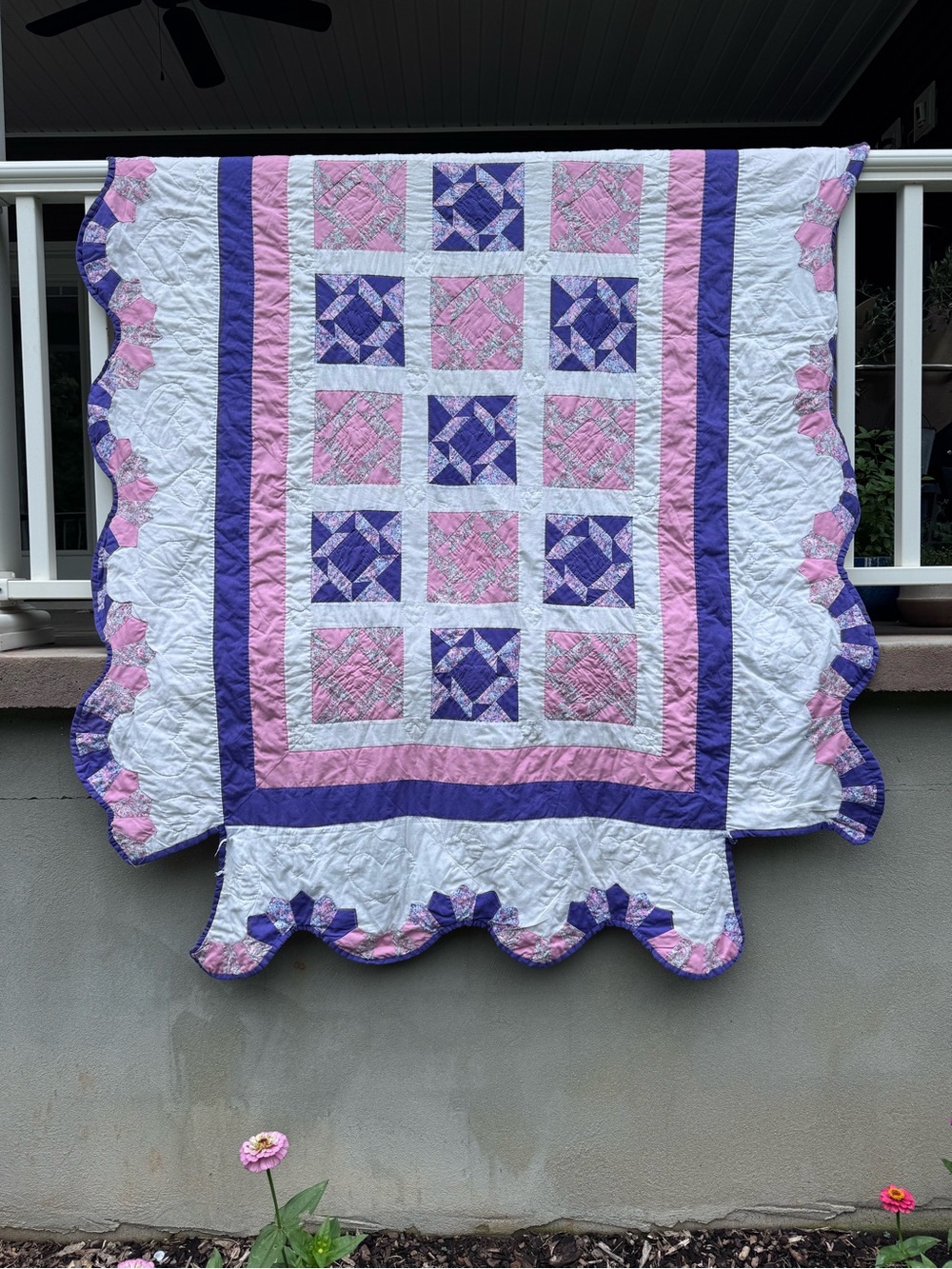 Vintage / Handmade Patchwork Quilt – Pink & Purple Scalloped Border Cottage